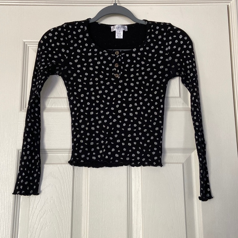 tillys white fawn black long sleeve with white daisies